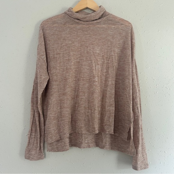 🦋 Old Navy Light Brown Cream Turtleneck Top Lightweight Casual Neutral Blouse - Picture 1 of 6